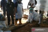 Polda Riau bongkar makam tahanan polsek