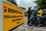 Petugas Kepolisian memeriksa kelengkapan surat pengendara motor saat menggelar Operasi Keselamatan Lodaya di Jalan Viaduct, Bandung, Jawa Barat, Rabu (6/3/2024). Korlantas Polri menggelar Operasi Keselamatan Lalu Lintas secara serentak di seluruh Indonesia dalam rangka mewujudkan keamanan, keselamatan, ketertiban dan kelancaran lalu lintas yang berlangsung hingga 17 Maret 2024. ANTARA FOTO/Raisan Al Farisi/agr