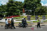 Petugas Kepolisian memeriksa kelengkapan surat pengendara motor saat menggelar Operasi Keselamatan Lodaya di Jalan Viaduct, Bandung, Jawa Barat, Rabu (6/3/2024). Korlantas Polri menggelar Operasi Keselamatan Lalu Lintas secara serentak di seluruh Indonesia dalam rangka mewujudkan keamanan, keselamatan, ketertiban dan kelancaran lalu lintas yang berlangsung hingga 17 Maret 2024. ANTARA FOTO/Raisan Al Farisi/agr