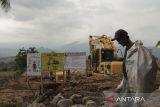 Pemulung melintas di area pembangunan TPAS Mekarsari di Cikalongkulon, Cianjur, Jawa Barat, Rabu (6/3/2024). Pembangunan TPAS di atas lahan seluas sekitar 20 hektare tersebut dilakukan sebagai upaya penanganan sampah di Cianjur yang ditargetkan selesai pada 5 Oktober 2024. ANTARA FOTO/Henry Purba/agr