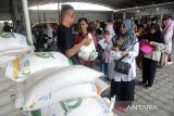 Petugas menyalurkan bantuan sosial pangan beras kepada keluarga penerima manfaat (KPM) di kantor PT Pos Cabang Utama Banda Aceh, Aceh, Rabu (6/3/2024). PT Pos Cabang Utama Banda Aceh menyalurkan bansos pangan beras  untuk alokasi  Februari  2024  kepada sebanyak 530.914  keluarga penerima manfaat (KPM) dengan jumlah beras sebanyak 5.309 ton per bulan yang  ditargetkan terealisasi sebelum memasuki Ramadhan 1445 Hijriah. ANTARA FOTO/Ampelsa.