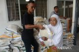 Petugas menyalurkan bantuan sosial pangan beras kepada keluarga penerima manfaat (KPM) di kantor PT Pos Cabang Utama Banda Aceh, Aceh, Rabu (6/3/2024). PT Pos Cabang Utama Banda Aceh menyalurkan bansos pangan beras  untuk alokasi  Februari  2024  kepada sebanyak 530.914  keluarga penerima manfaat (KPM) dengan jumlah beras sebanyak 5.309 ton per bulan yang  ditargetkan terealisasi sebelum memasuki Ramadhan 1445 Hijriah. ANTARA FOTO/Ampelsa.