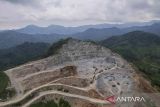 Foto udara pekerja menggunakan alat berat mengangkut material batu andesit untuk pembangunan Bendungan Leuwikeris di Gunung Pangajar, Kabupaten Tasikmalaya, Jawa Barat, Kamis (7/3/2024). Kementerian PUPR terus mendorong optimalisasi pemanfaatan waduk atau bendungan multiguna untuk mencapai target Energi Baru Terbarukan (EBT) sebesar 23 persen pada tahun 2025 menuju zero emission pada tahun 2060. ANTARA FOTO/Adeng Bustomi/agr
