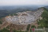 Foto udara pekerja menggunakan alat berat mengangkut material batu andesit untuk pembangunan Bendungan Leuwikeris di Gunung Pangajar, Kabupaten Tasikmalaya, Jawa Barat, Kamis (7/3/2024). Kementerian PUPR terus mendorong optimalisasi pemanfaatan waduk atau bendungan multiguna untuk mencapai target Energi Baru Terbarukan (EBT) sebesar 23 persen pada tahun 2025 menuju zero emission pada tahun 2060. ANTARA FOTO/Adeng Bustomi/agr
