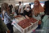 Sejumlah warga  berbelanja bawang merah dan berbagai kebutuhan pangan lainnya dengan harga murah di Pasar Tani  Banda Acerh, Aceh, Kamis ( 7/3/2024). Pasar Tani  dengan menyediakan berbagai komoditas bahan pangan, komoditas hasil pertanian dengan harga murah dan termasuk gas elpiji subsidi itu guna pemenuhan kebutuhan masyarakat menyambut tradisi Meugang Ramadhan 1445 Hijriyah dan selain untuk stabilitas harga  dan pengendalian inflasi.ANTARA FOTO/Ampelsa.