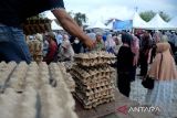 Sejumlah warga antre berbelanja telur ayam dan berbagai kebutuhan pangan lainnya dengan harga murah di Pasar Tani  Banda Acerh, Aceh, Kamis ( 7/3/2024). Pasar Tani  dengan menyediakan berbagai komoditas bahan pangan, komoditas hasil pertanian dengan harga murah dan termasuk gas elpiji subsidi itu guna pemenuhan kebutuhan masyarakat menyambut tradisi Meugang Ramadhan 1445 Hijriyah dan selain untuk stabilitas harga  dan pengendalian inflasi.ANTARA FOTO/Ampelsa.