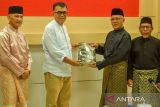 Pemkab Natuna beri bantuan bahan pakaian dan kain songket kepada LAM