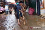 Pedagang pasar di Padang Pariaman mulai bersihkan material banjir