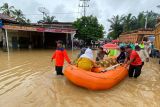 BPBD evakuasi jenazah lewati banjir Batang Saman