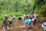 TNI-Polri dan warga bersihkan material longsor di Manggarai Barat