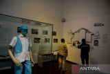 Pengunjung mengamati teks sejarah di Muesum Bio Farma, Bandung, Jawa Barat, Jumat (8/3/2024). Museum Bio Farma yang menceritakan tentang penemuan kesehatan, wabah yang terjadi sebelum vaksin ditemukan, serta peralatan yang digunakan sebelum Bio Farma ada tersebut telah sesuai dengan standarisasi museum yang dilaksanakan oleh Kementerian Pendidikan, Kebudayaan, Riset, dan Teknologi Republik Indonesia pada tahun 2019 karena telah terverifikasi memenuhi kategori persyaratan standarisasi. ANTARA FOTO/Raisan Al Farisi/agr
