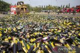 Petugas mengoperasikan alat berat saat memusnahkan minuman keras hasil sitaan di Indramayu, Jawa Barat, Jumat (8/3/2024). Dinas Satpol PP dan Pemadam Kebakaran Kabupaten Indramayu memusnahkan ribuan botol minuman keras berbagai merek dalam rangka menciptakan suasana kondusif jelang Ramadhan. ANTARA FOTO/Dedhez Anggara/agr