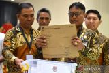 Petugas mengeluarkan amplop berisi Formulir D Hasil saat rapat pleno rekapitulasi hasil penghitungan perolehan suara Pemilu 2024 Provinsi Bali di Denpasar, Bali, Jumat (8/3/2024). KPU Bali mulai melakukan rapat pleno terbuka rekapitulasi perolehan suara Pemilu 2024 di tingkat provinsi dari sembilan kabupaten/kota yang rencananya akan berlangsung selama dua hari. ANTARA FOTO/Fikri Yusuf/wsj.