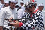 Umat Hindu yang kesurupan menusukkan keris ke tubuhnya saat upacara Melasti di Pantai Petitenget, Badung, Bali, Jumat (8/3/2024). Seluruh umat Hindu di Bali melaksanakan upacara Melasti yang merupakan ritual penyucian diri dan alam untuk menyambut Hari Raya Nyepi Tahun Baru Saka 1946. ANTARA FOTO/Nyoman Hendra Wibowo/wsj.