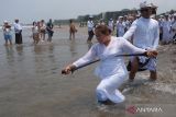 Umat Hindu yang kesurupan menusukkan keris ke tubuhnya saat upacara Melasti di Pantai Petitenget, Badung, Bali, Jumat (8/3/2024). Seluruh umat Hindu di Bali melaksanakan upacara Melasti yang merupakan ritual penyucian diri dan alam untuk menyambut Hari Raya Nyepi Tahun Baru Saka 1946. ANTARA FOTO/Nyoman Hendra Wibowo/wsj.