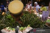 Pengunjung menikmati berbagai hidangan makanan untuk menu berbuka puasa saat Iftar Dinner Arabian Night di  resto Rain Forest, Taman Safari Indonesia (TSI), Cisarua, Kabupaten Bogor, Jawa Barat, Sabtu (9/3/2024). Menyambut datangnya bulan suci Ramadan 1445 Hijriyah, TSI Bogor menggelar Iftar Dinner Arabian Night yang menyajikan beragam menu kuliner untuk buka puasa bersama keluarga dan free menonton aksi teatrikal seru seperti fire dance hingga live music mulai 16 Maret hingga 7 April. ANTARA FOTO/Arif Firmansyah