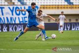 Pesepak bola Persib Bandung Nick Kuipers (kiri) berebut bola dengan pesepak bola Persija Jakarta Maciej Gajos (kanan) saat pertandingan BRI Liga 1 di Stadion Si Jalak Harupat, Kabupaten Bandung, Jawa Barat, Sabtu (9/3/2024). Persib Bandung menang atas Persija Jakarta dengan skor 2-1. ANTARA FOTO/M Agung Rajasa/agr
