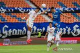 Pesepak bola Persib Bandung Stefano Beltrame (kanan) berebut bola di udara dengan pesepak bola Persija Jakarta Rizky Ridho (kiri) saat pertandingan BRI Liga 1 di Stadion Si Jalak Harupat, Kabupaten Bandung, Jawa Barat, Sabtu (9/3/2024). Persib Bandung menang atas Persija Jakarta dengan skor 2-1. ANTARA FOTO/M Agung Rajasa/agr
