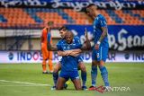 Pesepak bola Persib Bandung David DA Silva (kedua kanan) bersama Rodriguez Martin (kanan) dan Nick Kuipers (kiri) melakukan selebrasi seusai mencetak gol ke gawang Persija Jakarta saat pertandingan BRI Liga 1 di Stadion Si Jalak Harupat, Kabupaten Bandung, Jawa Barat, Sabtu (9/3/2024). Persib Bandung menang atas Persija Jakarta dengan skor 2-1. ANTARA FOTO/M Agung Rajasa/agr
