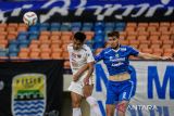 Pesepak bola Persib Bandung Nick Kuipers (kanan) berebut bola dengan pesepak bola Persija Jakarta Rizky Ridho saat pertandingan lanjutan BRI Liga 1 di Stadion Si Jalak Harupat, Kabupaten Bandung, Jawa Barat, Sabtu (9/3/2024). ANTARA FOTO/Novrian Arbi/agr
