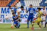 Sejumlah pesepak bola Persib Bandung berebut bola dengan sejumlah pesepak bola Persija Jakarta saat pertandingan lanjutan BRI Liga 1 di Stadion Si Jalak Harupat, Kabupaten Bandung, Jawa Barat, Sabtu (9/3/2024). ANTARA FOTO/Novrian Arbi/agr