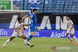 Pesepak bola Persib Bandung Marc Klok (tengah) berebut bola dengan pesepak bola Persija Jakarta Rio Fahmi (kiri) saat pertandingan lanjutan BRI Liga 1 di Stadion Si Jalak Harupat, Kabupaten Bandung, Jawa Barat, Sabtu (9/3/2024). ANTARA FOTO/Novrian Arbi/agr