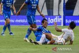 Pesepak bola Persib Bandung Henhen Herdiana (Kedua kanan) berebut bola dengan pesepak bola Persija Jakarta Firza Andika (kanan) saat pertandingan lanjutan BRI Liga 1 di Stadion Si Jalak Harupat, Kabupaten Bandung, Jawa Barat, Sabtu (9/3/2024). ANTARA FOTO/Novrian Arbi/agr