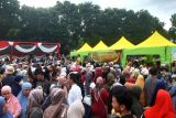Ribuan warga serbu pasar murah di Taman Adipura Muara Enim