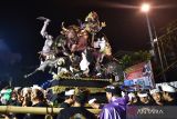 Sejumlah pemuda mengarak Ogoh-Ogoh saat parade Ogoh-ogoh di Hari Pengerupukan atau satu hari menjelang Hari Raya Nyepi Tahun Saka 1946 di kawasan Desa Adat Kuta, Badung, Bali, Minggu (10/3/2024). Kegiatan yang juga disaksikan ribuan warga dan wisatawan baik domestik serta mancanegara tersebut dilakukan untuk menetralisir unsur negatif agar perayaan Nyepi dapat dilaksanakan dengan damai sekaligus untuk mengapresiasi kreativitas seni budaya para pemuda. ANTARA FOTO/Widodo S Jusuf/wsj.