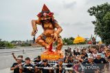 Umat Hindu mengarak ogoh-ogoh saat mengikuti pawai budaya mengelilingi Kota Cimahi, Jawa Barat, Minggu (10/3/2024). Umat Hindu dari Pura Wira Loka Natha Cimahi menggelar pawai ogoh-ogoh, angklung buncis, dan tarian Bali untuk menyambut Hari Raya Nyepi. ANTARA FOTO/Raisan Al Farisi/agr