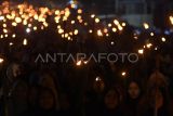 Warga berkeliling membawa obor saat mengikuti pawai obor di Palu, Sulawesi Tengah, Jumat (8/3/2024). Pawai yang diikuti ribuan umat Islam itu untuk menyambut datangnya bulan suci Ramadhan 1445 H. ANTARA FOTO/Mohamad Hamzah/rwa.