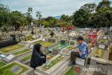 Umat Islam berziarah di makam keluarganya di Tempat Pemakaman Umum (TPU) Sirnaraga, Bandung, Jawa Barat, Minggu (10/3/2024). Jelang bulan suci Ramadhan 1445 H umat Islam melakukan tradisi ziarah kubur untuk mendoakan keluarga yang telah meninggal dunia. ANTARA FOTO/Raisan Al Farisi/agr
