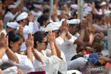 Umat Hindu melakukan persembahyangan Hari Raya Kuningan di Pura Sakenan, Denpasar, Bali, Sabtu (9/3/2024). Hari Raya Kuningan tersebut dirayakan umat Hindu sebagai rangkaian dari Hari Raya Galungan atau perayaan kemenangan kebenaran (Dharma) atas kejahatan (Adharma). ANTARA FOTO/Fikri Yusuf/wsj.