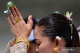 Umat Hindu melakukan persembahyangan Hari Raya Kuningan di Pura Sakenan, Denpasar, Bali, Sabtu (9/3/2024). Hari Raya Kuningan tersebut dirayakan umat Hindu sebagai rangkaian dari Hari Raya Galungan atau perayaan kemenangan kebenaran (Dharma) atas kejahatan (Adharma). ANTARA FOTO/Fikri Yusuf/wsj.