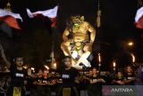  Sejumlah penari dan pemuda mengarak ogoh-ogoh saat parade budaya ogoh-ogoh di kawasan Sumerta, Denpasar, Bali, Minggu (10/3/2024). Parade budaya menjelang Hari Raya Nyepi Tahun Saka 1946 itu diselenggarakan guna menetralisir unsur negatif agar perayaan Nyepi dapat dilaksanakan dengan damai sekaligus mendukung kreativitas generasi muda dalam melestarikan seni budaya Bali. ANTARA FOTO/Fikri Yusuf/wsj.