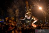 Sejumlah penari dan pemuda mengarak ogoh-ogoh saat parade budaya ogoh-ogoh di kawasan Sumerta, Denpasar, Bali, Minggu (10/3/2024). Parade budaya menjelang Hari Raya Nyepi Tahun Saka 1946 itu diselenggarakan guna menetralisir unsur negatif agar perayaan Nyepi dapat dilaksanakan dengan damai sekaligus mendukung kreativitas generasi muda dalam melestarikan seni budaya Bali. ANTARA FOTO/Fikri Yusuf/wsj.