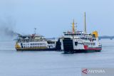 Kapal feri berlayar di Selat Bali terlihat dari Pelabuhan Ketapang, Banyuwangi, Jawa Timur, Minggu (10/3/2024). PT ASDP Indonesia Ferry akan melakukan penutupan sementara layanan penyeberangan dari Pelabuhan Ketapang pada Minggu (10/3) pukul 23.59 WIB sedangkan dari pelabuhan Gilimanuk akan ditutup Senin (11/3) pukul 05.00 WITA dalam rangka perayaan Hari Raya Nyepi. ANTARA FOTO/Budi Candra Setya/wsj.