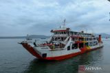 Kapal feri berlayar di Selat Bali terlihat dari Pelabuhan Ketapang, Banyuwangi, Jawa Timur, Minggu (10/3/2024). PT ASDP Indonesia Ferry akan melakukan penutupan sementara layanan penyeberangan dari Pelabuhan Ketapang pada Minggu (10/3) pukul 23.59 WIB sedangkan dari pelabuhan Gilimanuk akan ditutup Senin (11/3) pukul 05.00 WITA dalam rangka perayaan Hari Raya Nyepi. ANTARA FOTO/Budi Candra Setya/wsj.