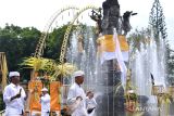 Umat Hindu menjalankan rangkaian prosesi upacara Tawur Agung Kesanga di kawasan Catur Muka, Denpasar, Bali, Minggu (10/3/2024). Ritual tersebut dilakukan untuk menciptakan keharmonisan dan membersihkan alam semesta serta menetralisir sifat-sifat jahat dalam rangkaian Hari Raya Nyepi Tahun Baru Saka 1946. ANTARA FOTO/Fikri Yusuf/wsj.