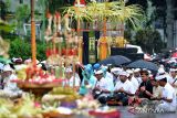 Umat Hindu menjalankan rangkaian prosesi upacara Tawur Agung Kesanga di kawasan Catur Muka, Denpasar, Bali, Minggu (10/3/2024). Ritual tersebut dilakukan untuk menciptakan keharmonisan dan membersihkan alam semesta serta menetralisir sifat-sifat jahat dalam rangkaian Hari Raya Nyepi Tahun Baru Saka 1946. ANTARA FOTO/Fikri Yusuf/wsj.