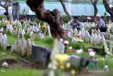 Umat Islam melakukan ziarah kubur di Pemakaman Muslim Wanasari, Denpasar, Bali, Sabtu (9/3/2024). Pemakaman itu dipadati oleh warga yang berziarah kubur jelang Ramadhan untuk mendoakan keluarga yang telah meninggal dunia. ANTARA FOTO/Fikri Yusuf/wsj.