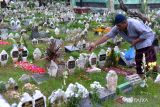 Umat Islam melakukan ziarah kubur di Pemakaman Muslim Wanasari, Denpasar, Bali, Sabtu (9/3/2024). Pemakaman itu dipadati oleh warga yang berziarah kubur jelang Ramadhan untuk mendoakan keluarga yang telah meninggal dunia. ANTARA FOTO/Fikri Yusuf/wsj.