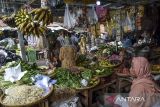 Warga membeli sayuran di pasar tradisional, Kabupaten Ciamis, Jawa Barat, Senin (11/3/2024). Jelang bulan puasa, pasar tradisional tersebut terpantau lebih ramai daripada hari biasanya karena warga berbelanja sembako untuk kebutuhan Ramadhan 1445 H. ANTARA FOTO/Adeng Bustomi/agr