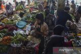 Warga membeli sayuran di pasar tradisional, Kabupaten Ciamis, Jawa Barat, Senin (11/3/2024). Jelang bulan puasa, pasar tradisional tersebut terpantau lebih ramai daripada hari biasanya karena warga berbelanja sembako untuk kebutuhan Ramadhan 1445 H. ANTARA FOTO/Adeng Bustomi/agr