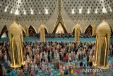Umat muslim melaksanakan shalat tarawih di Masjid Al Jabbar, Bandung, Jawa Barat, Senin (11/3/2024). Pemerintah menetapkan 1 Ramadhan 1445 hijriah jatuh pada tanggal 12 Maret 2024. ANTARA FOTO/Raisan Al Farisi/agr
