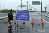 Pecalang atau petugas pengamanan adat Bali memantau situasi jalan tol Bali Mandara saat Hari Raya Nyepi Tahun Baru Saka 1946 di Desa Adat Tuban, Badung, Bali, Senin (11/3/2024). Pengamanan yang dilakukan oleh Pecalang di seluruh desa adat di Bali tersebut untuk menjamin keamanan dan kelancaran umat Hindu yang menjalani catur brata penyepian atau tidak menyalakan api (amati geni), tidak berpergian (amati lelungan), tidak bersenang-senang (amati lelanguan), dan tidak bekerja (amati karya) selama 24 jam. ANTARA FOTO/Nyoman Hendra Wibowo/wsj.