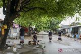 Sejumlah Pecalang berjaga di ruas jalan menuju permukiman umat Hindu saat Hari Raya Nyepi 2024 di Lingkungan Karang Lelede, Mataram, NTB, Senin (11/3/2024). Sejumlah ruas jalan yang menuju permukiman umat Hindu di Mataram ditutup pada Hari Raya Nyepi tahun Saka 1946 saat umat Hindu di Lombok menjalani ritual catur tapa brata penyepian yang dimulai Senin pagi (11/3) pukul 06.00 WITA hingga Selasa (12/3) pukul 06.00 WITA. ANTARA FOTO/Ahmad Subaidi/wsj.