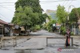 Sejumlah Pecalang berjaga di ruas jalan menuju permukiman umat Hindu saat Hari Raya Nyepi 2024 di Lingkungan Karang Lelede, Mataram, NTB, Senin (11/3/2024). Sejumlah ruas jalan yang menuju permukiman umat Hindu di Mataram ditutup pada Hari Raya Nyepi tahun Saka 1946 saat umat Hindu di Lombok menjalani ritual catur tapa brata penyepian yang dimulai Senin pagi (11/3) pukul 06.00 WITA hingga Selasa (12/3) pukul 06.00 WITA. ANTARA FOTO/Ahmad Subaidi/wsj.