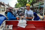 Disdagin Kulon Progo menggelar pasar murah untuk jaga daya beli masyarakat