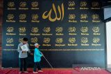 Santri tuna netra berjalan menuju masjid di Pesantren Tuna Netra Sam'An Darushudur, Cimenyan, Kabupaten Bandung, Jawa Barat, Selasa (12/3/2024). Sebanyak 21 santri di Pesantren Sam'An Darushudur yang merupakan pesantren khusus tuna netra mengikuti metode pembelajaran menggunakan bunyi-bunyian serta hafalan Al Quran selama bulan suci Ramadhan 1445 H. ANTARA FOTO/Raisan Al Farisi/agr